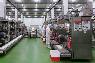 迎風(fēng)而礪 “企”心拼 新希望六和拉滿產(chǎn)能 守護(hù)火腿腸貨架不空